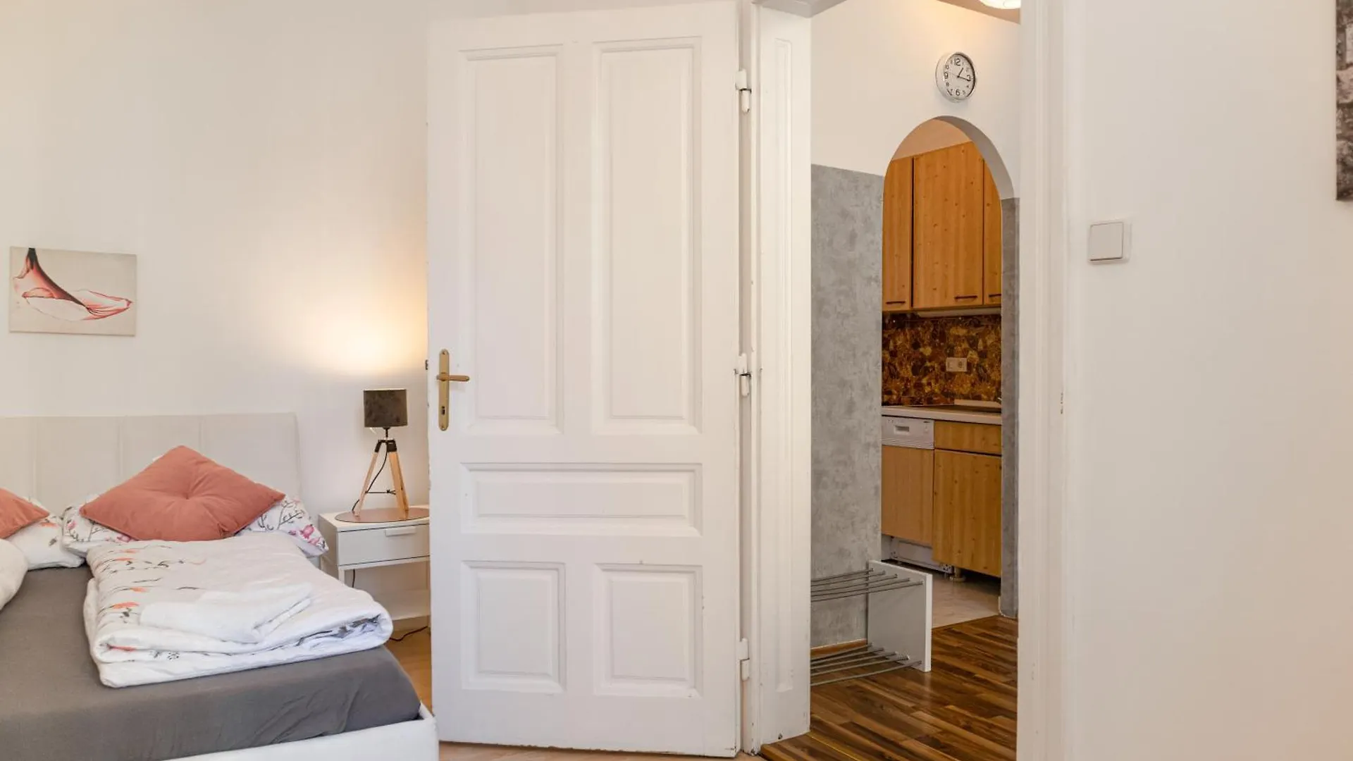Cheerful 2Br Apartment - Suitable For Longstays Wenen 0*,  Oostenrijk
