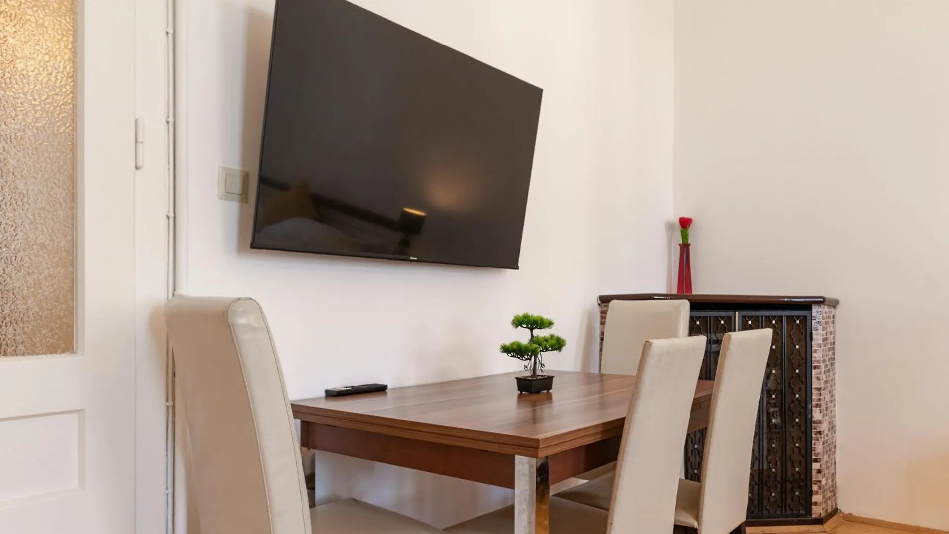 Cheerful 2Br Apartment - Suitable For Longstays Wenen 0*,  Oostenrijk